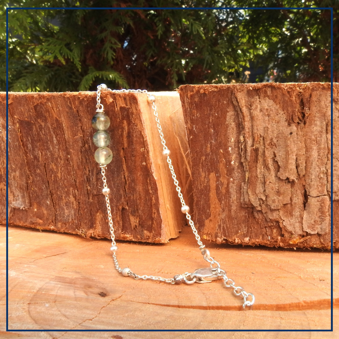 Serenity Glow - Zilveren armband met Prehniet