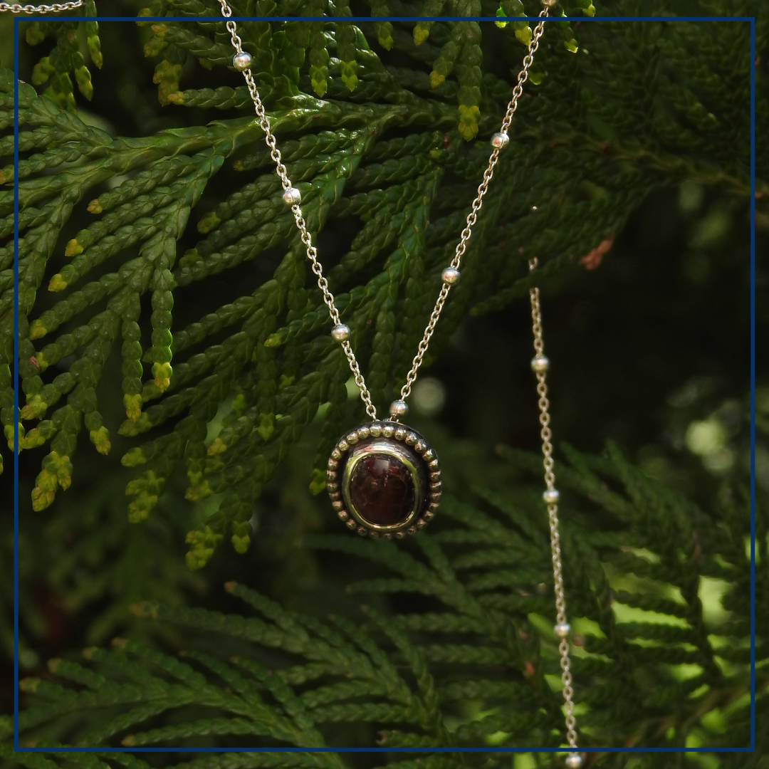 Liora –  Zilveren hanger met tijgeroog