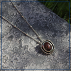 Liora –  Zilveren hanger met tijgeroog