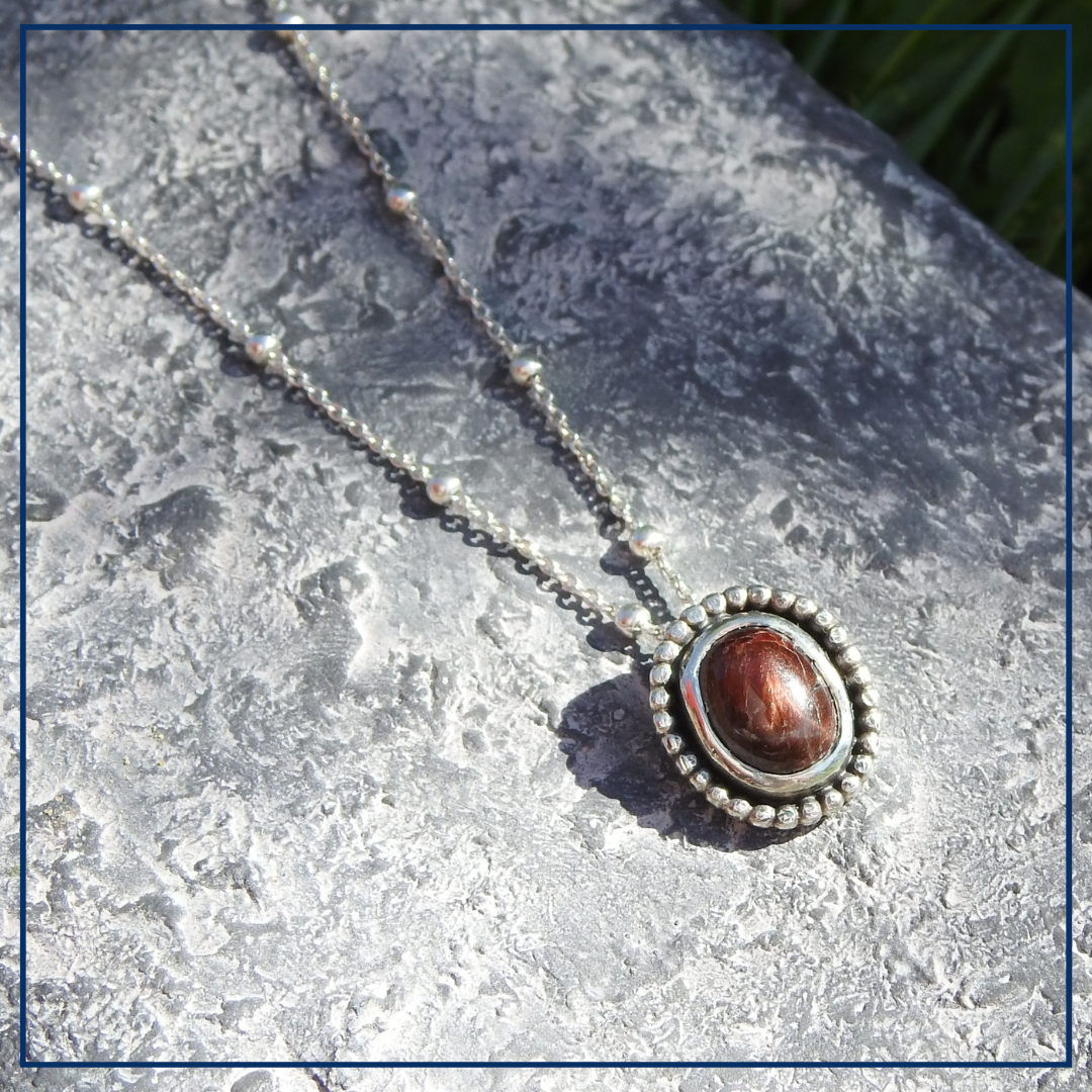 Liora –  Zilveren hanger met tijgeroog