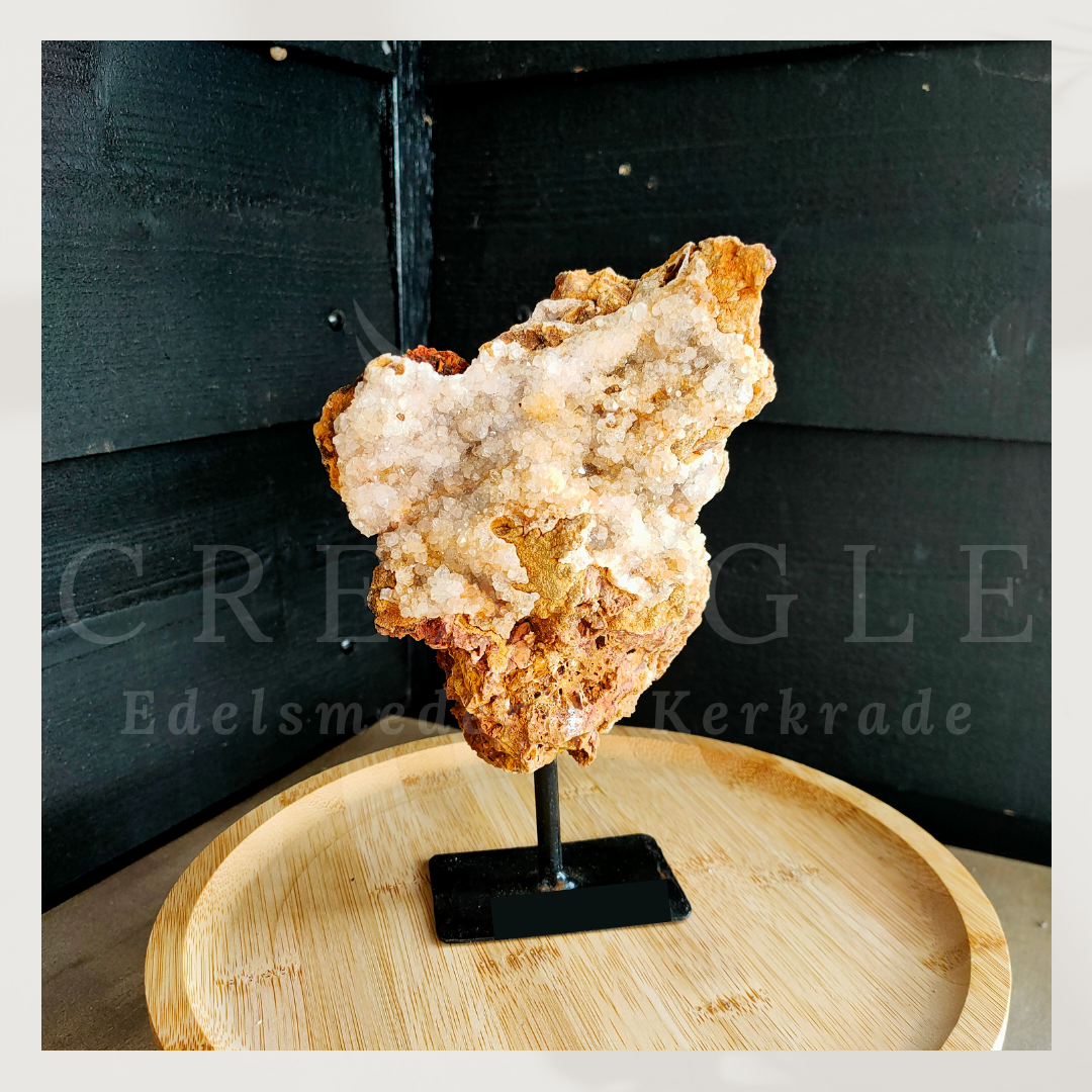 Amethist op moedergesteente op standaard