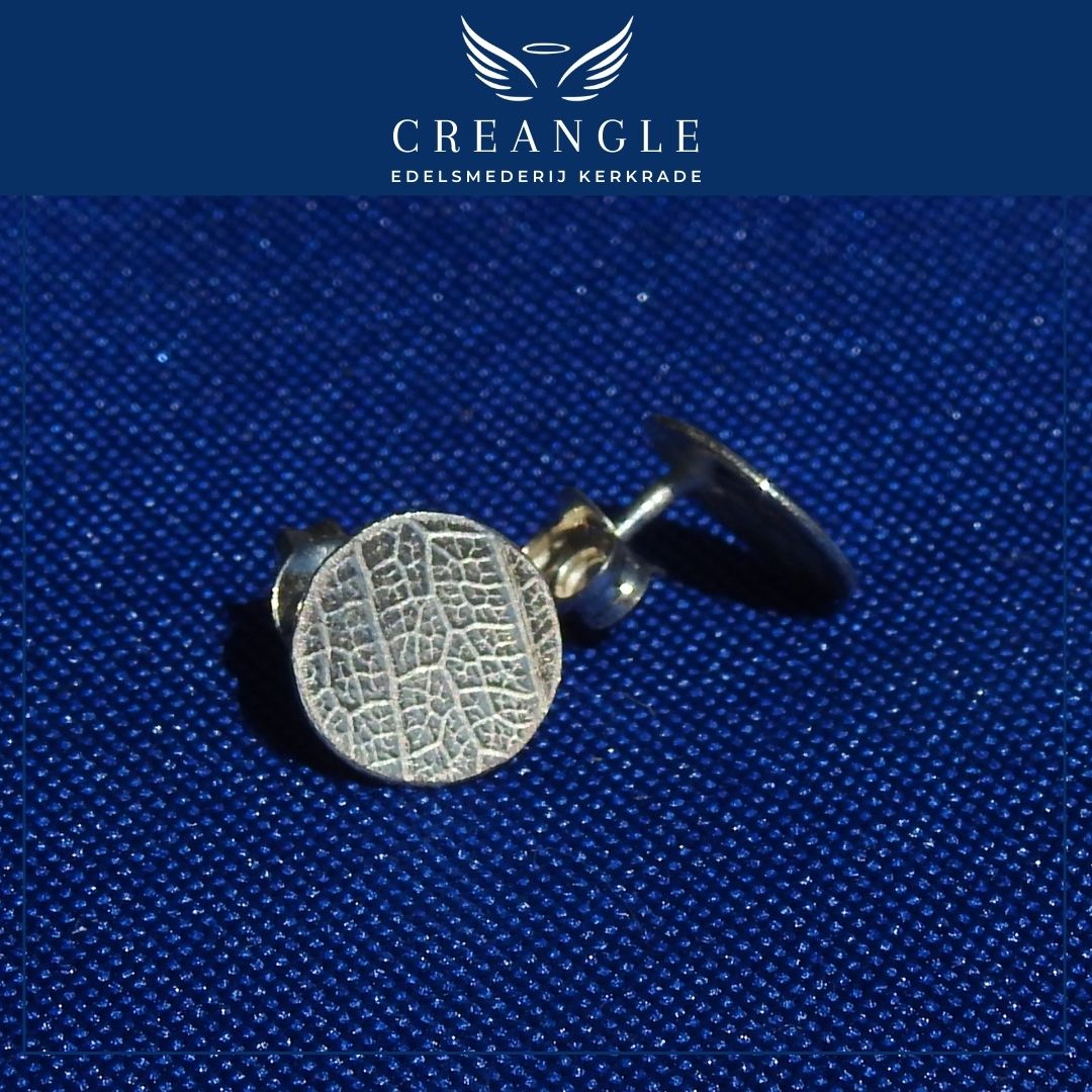 Floral Harmony Duo - Gesmede Oorknopjes rond bloemblaadje