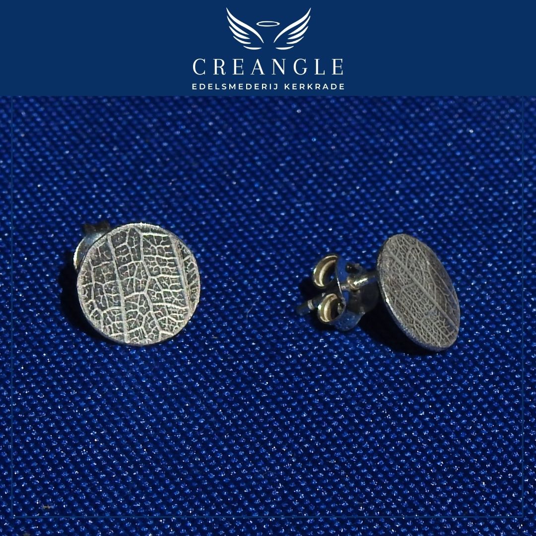 Floral Harmony Duo - Gesmede Oorknopjes rond bloemblaadje