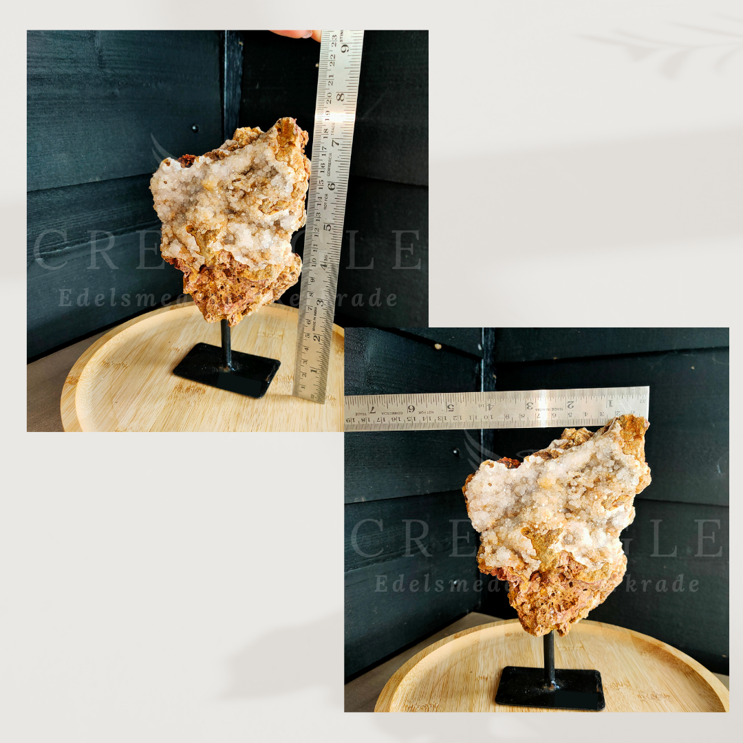 Amethist op moedergesteente op standaard