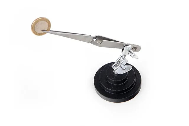 Derde hand met kruispincet
