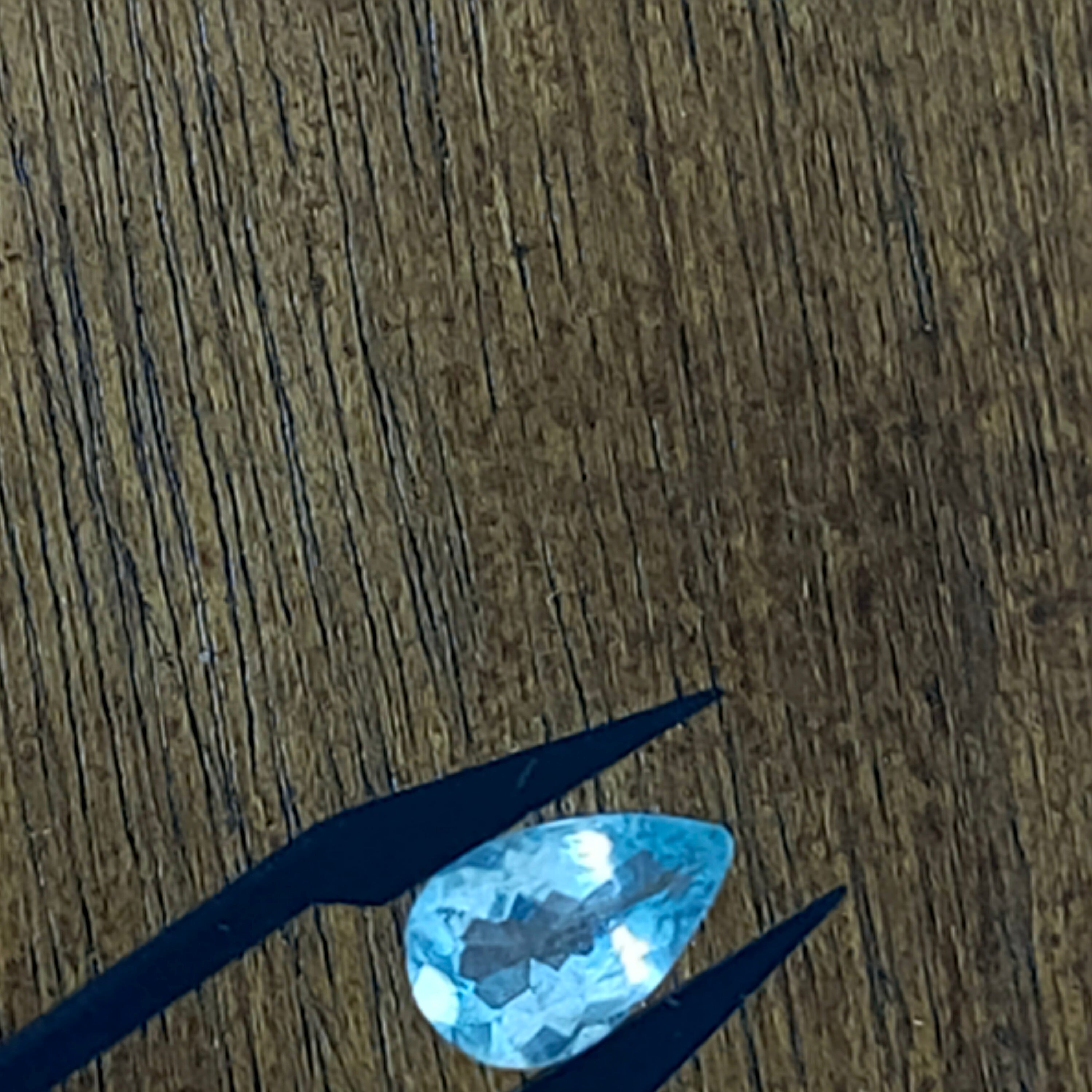 Aquamarijn 11.2x7x4 mm | gef. birnkern | LE0060 | Sample