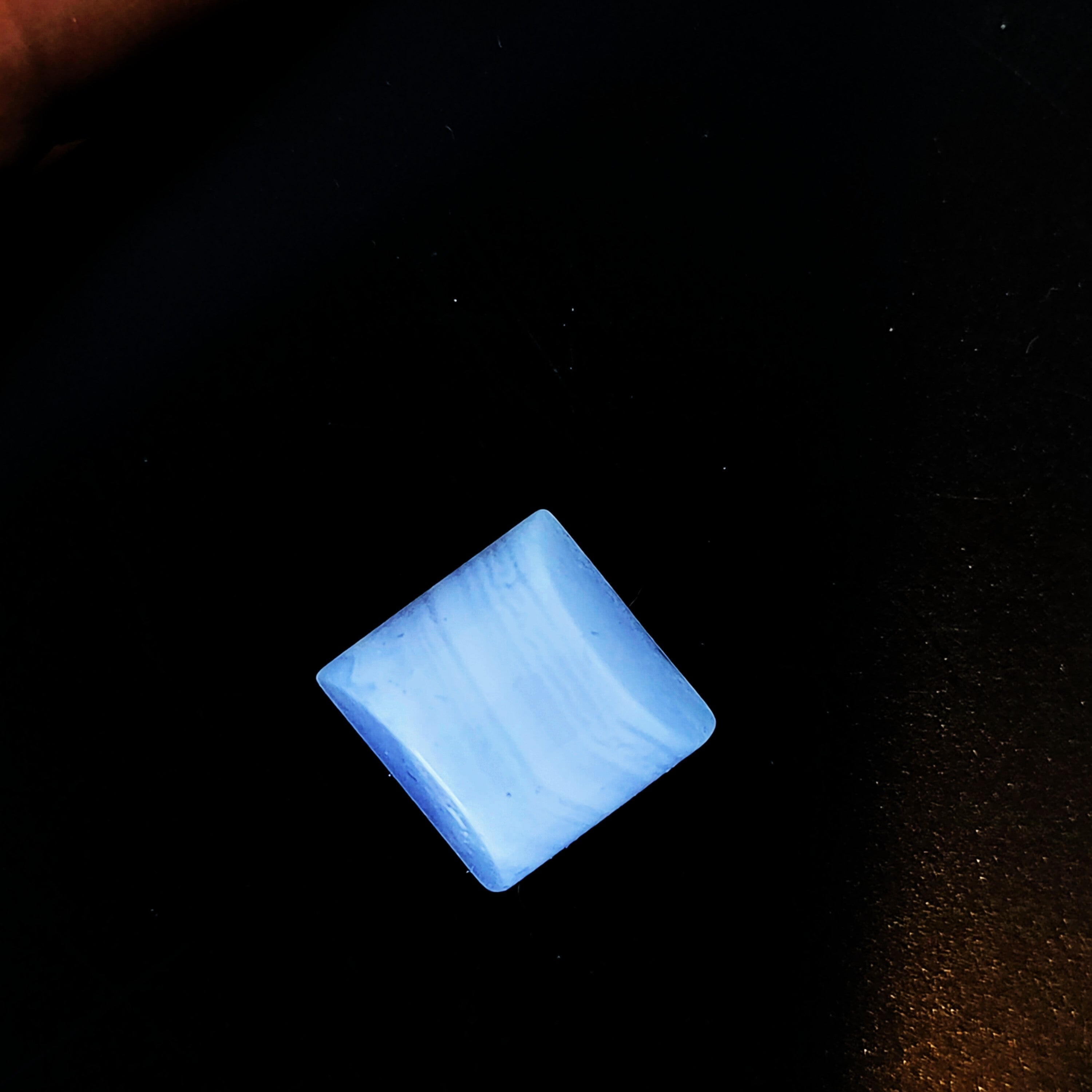 Chalcedoon 10x10.3x7.7 mm | cab. vierkant speciaal | LE0114